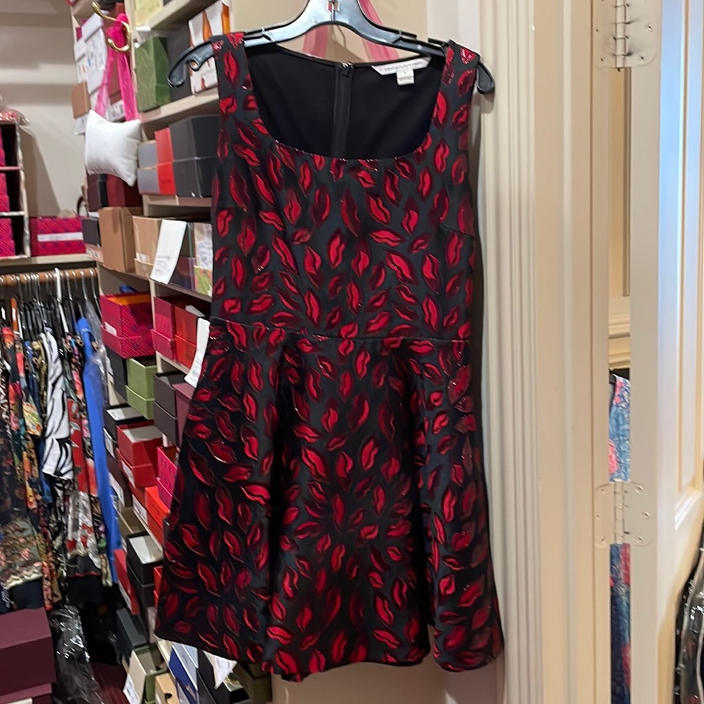 DVF Black sleeveless mini with”lips” print. Size 8